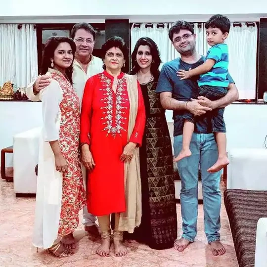 Arun Govil with wife and kids