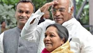 Mallikarjun Kharge with son Priyank and Wife