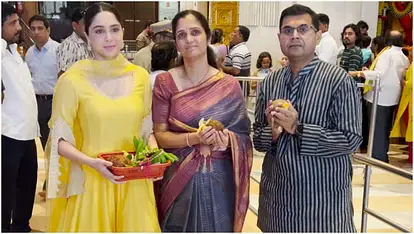 Sharvari Wagh with parents