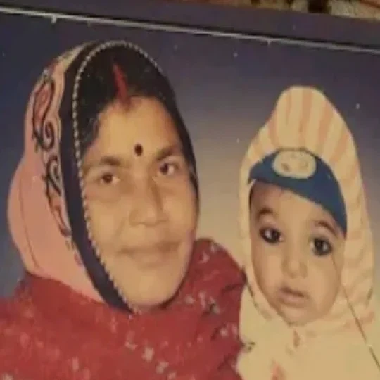 Aniruddhacharya Ji childhood image with mother