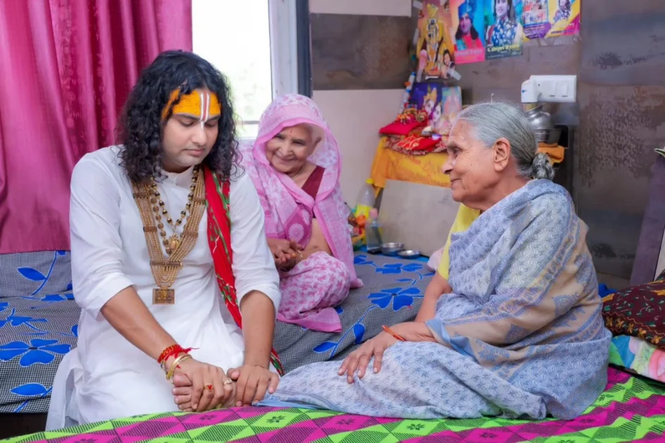 Aniruddhacharya Ji massaging feet of elderly women