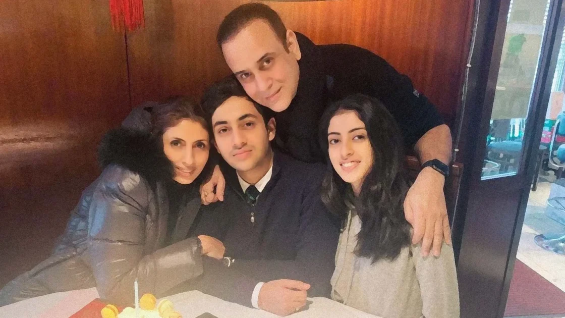 navya naveli nanda with parents and brother