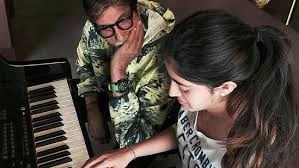 navya naveli nanda playing piano