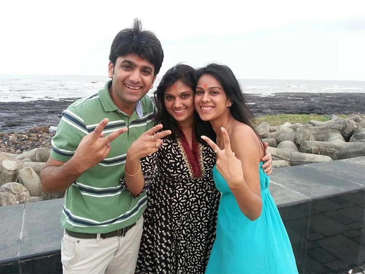 nia sharma with family