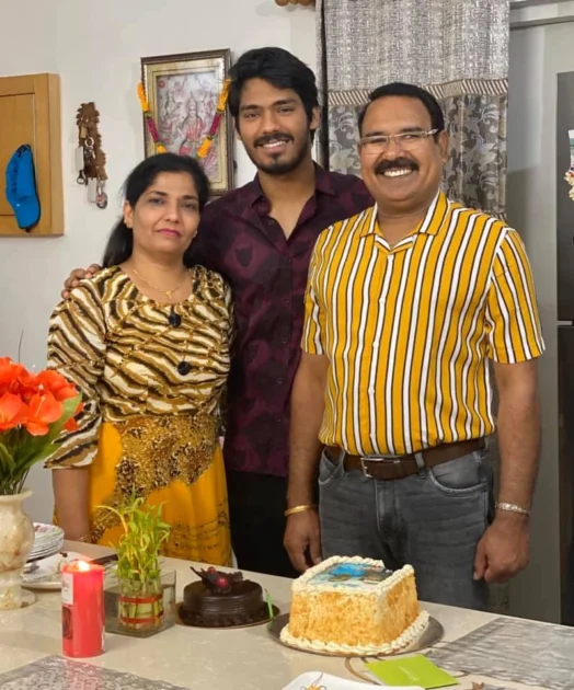 Digvijay singh Rathee with his parents