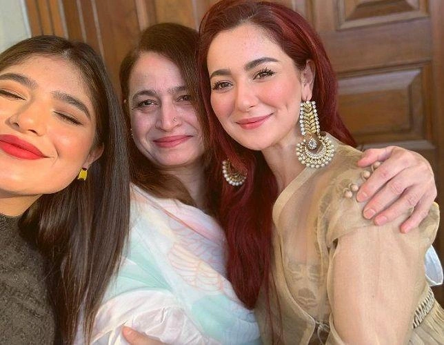 Hania-Aamir-with-mother-and-sister