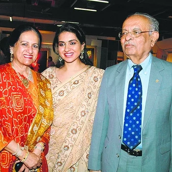 Shaina NC with her parents