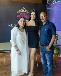 nikita with her parents