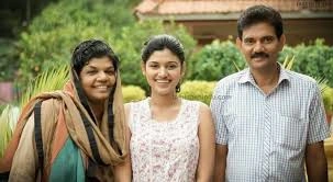 oviya with her parents