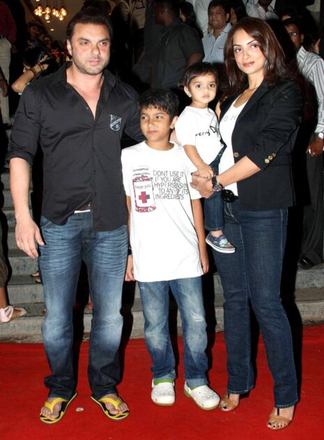 Nirvaan Khan with his parents