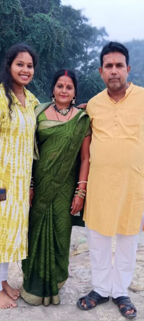 Priyanka Bharti with her parents